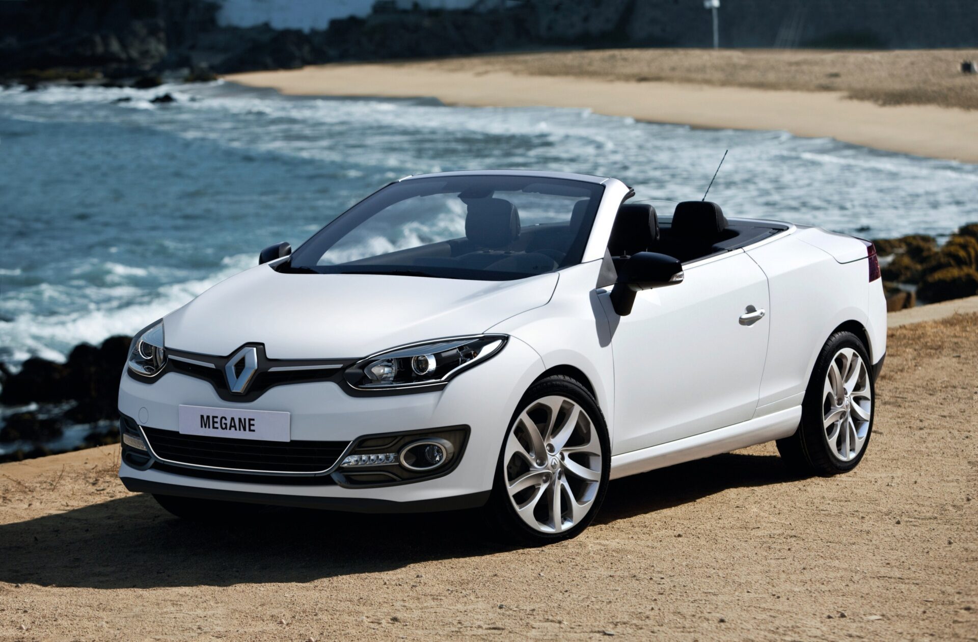 NOVO RENAULT MÉGANE COUPÉ-CABRIOLET: DISTINÇÃO DE CABELOS AO VENTO