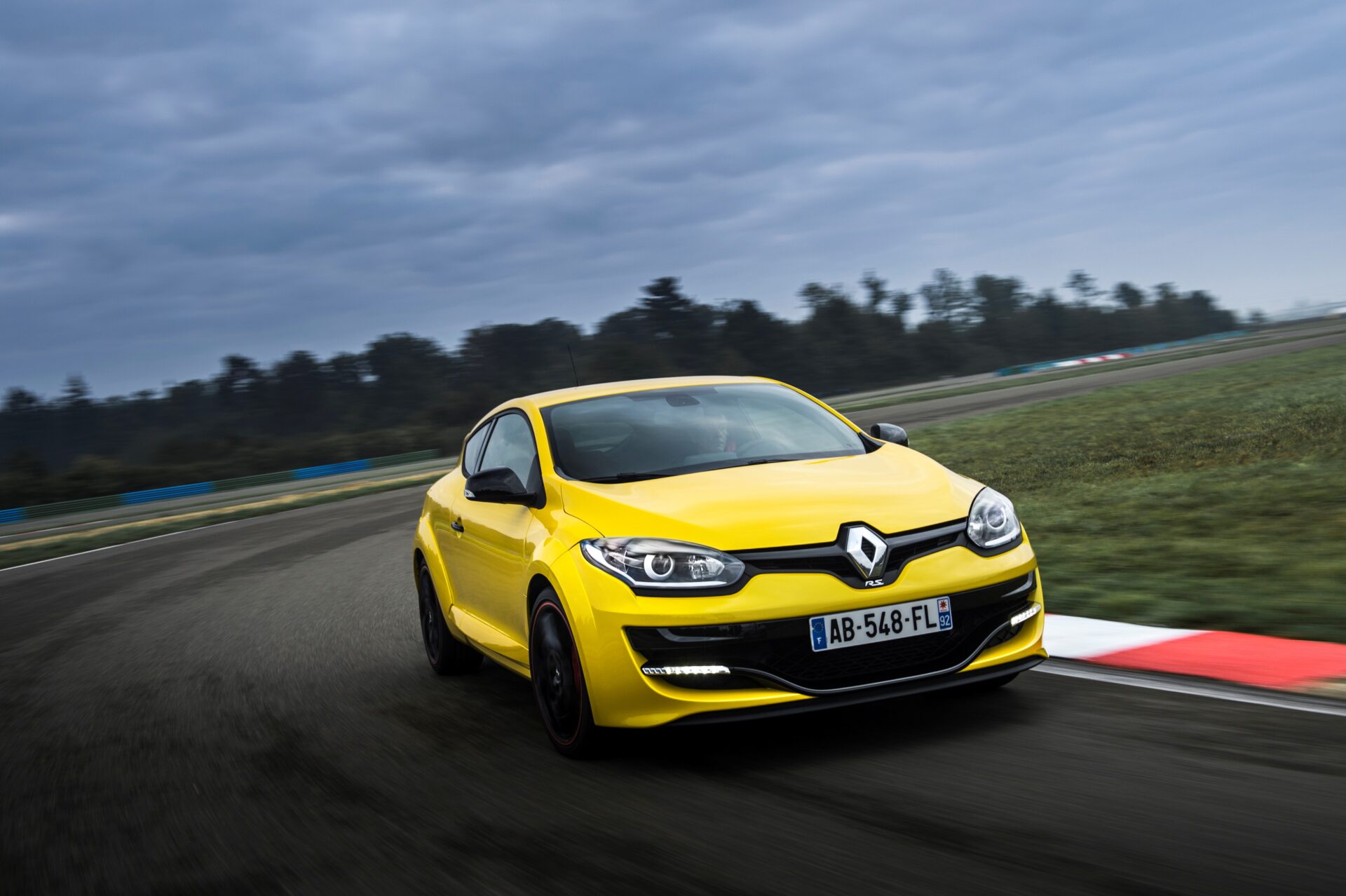 NOVO RENAULT MÉGANE R.S.: EVOLUÇÃO DE UM AUTOMÓVEL DE REFERÊNCIA…