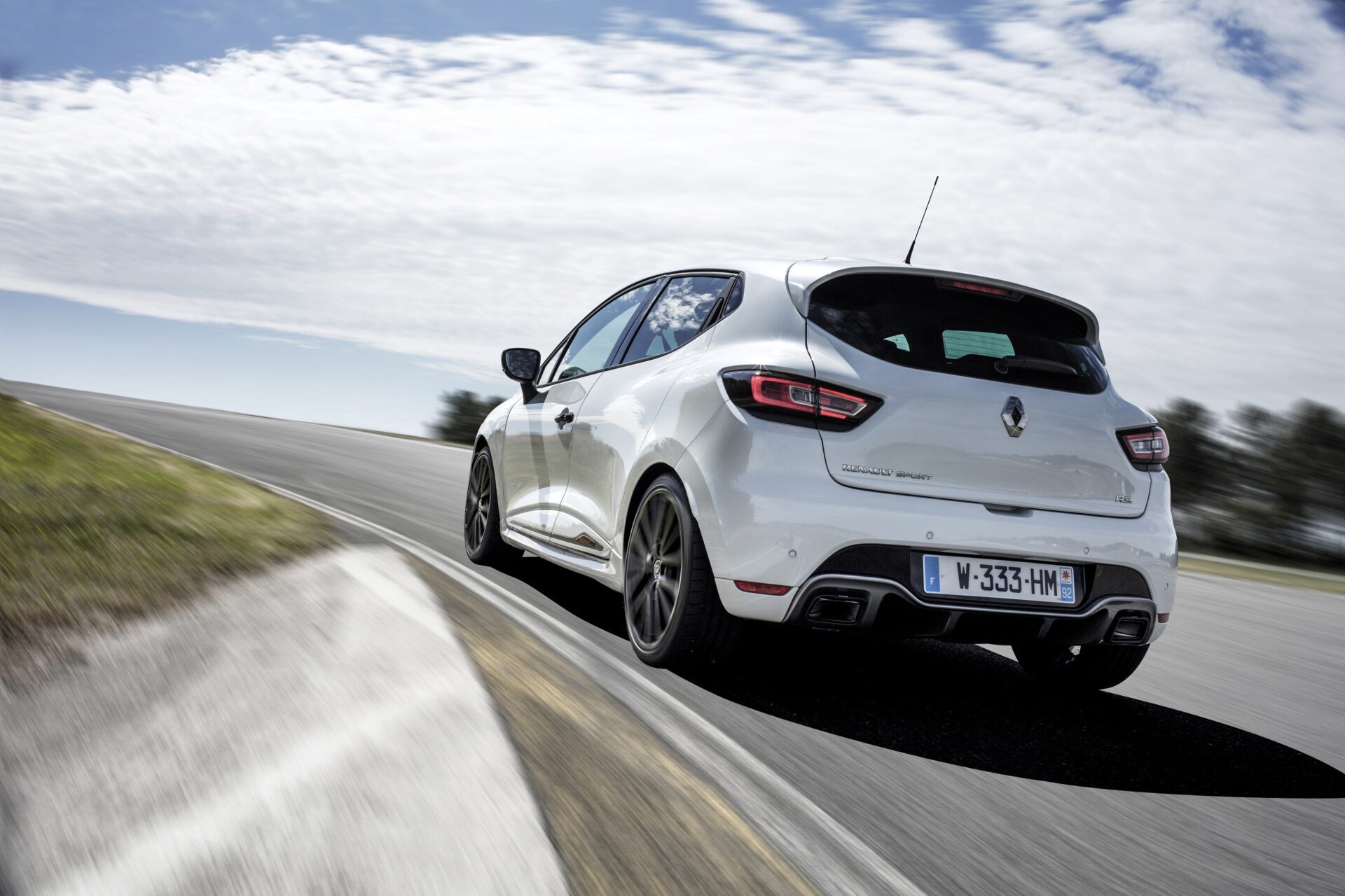 NOVO RENAULT CLIO R.S. 220 EDC TROPHY: AINDA MAIS EMOCIONANTE!