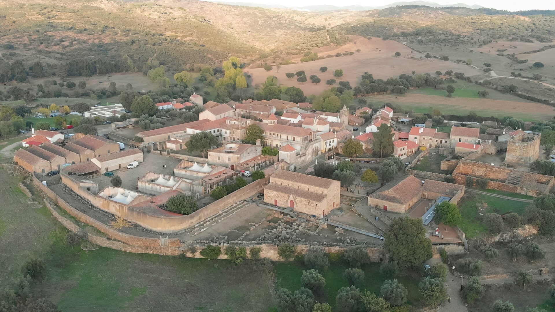 Ministro Pedro Siza Vieira e Secretária de Estado do Turismo Ana Godinho vão participar em cimeira internacional promovida pelas Aldeias Históricas de Portugal