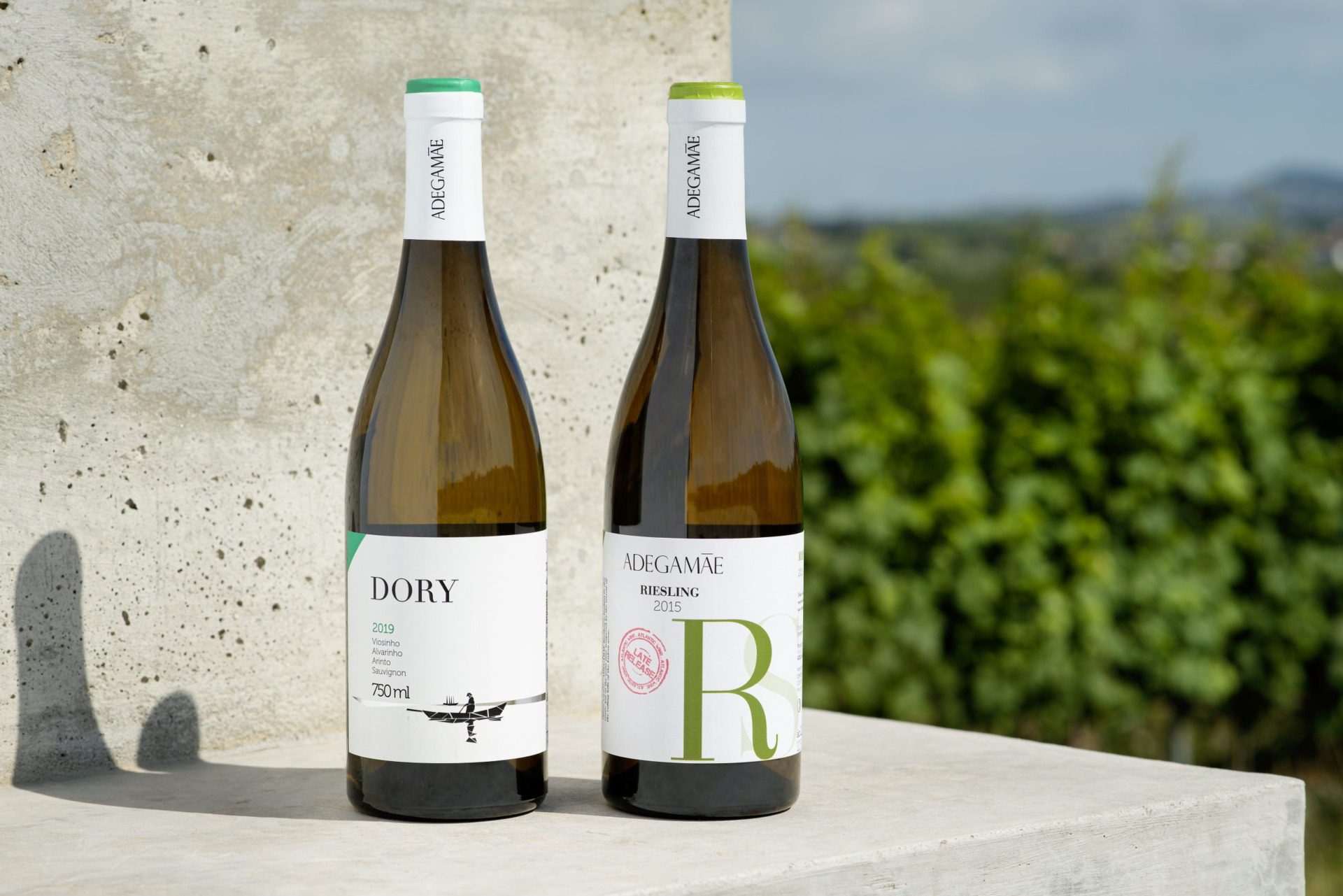 AdegaMãe dá as boas-vindas ao verão com o novo Dory Colheita Branco 2019 e um inédito Riesling “late release”.