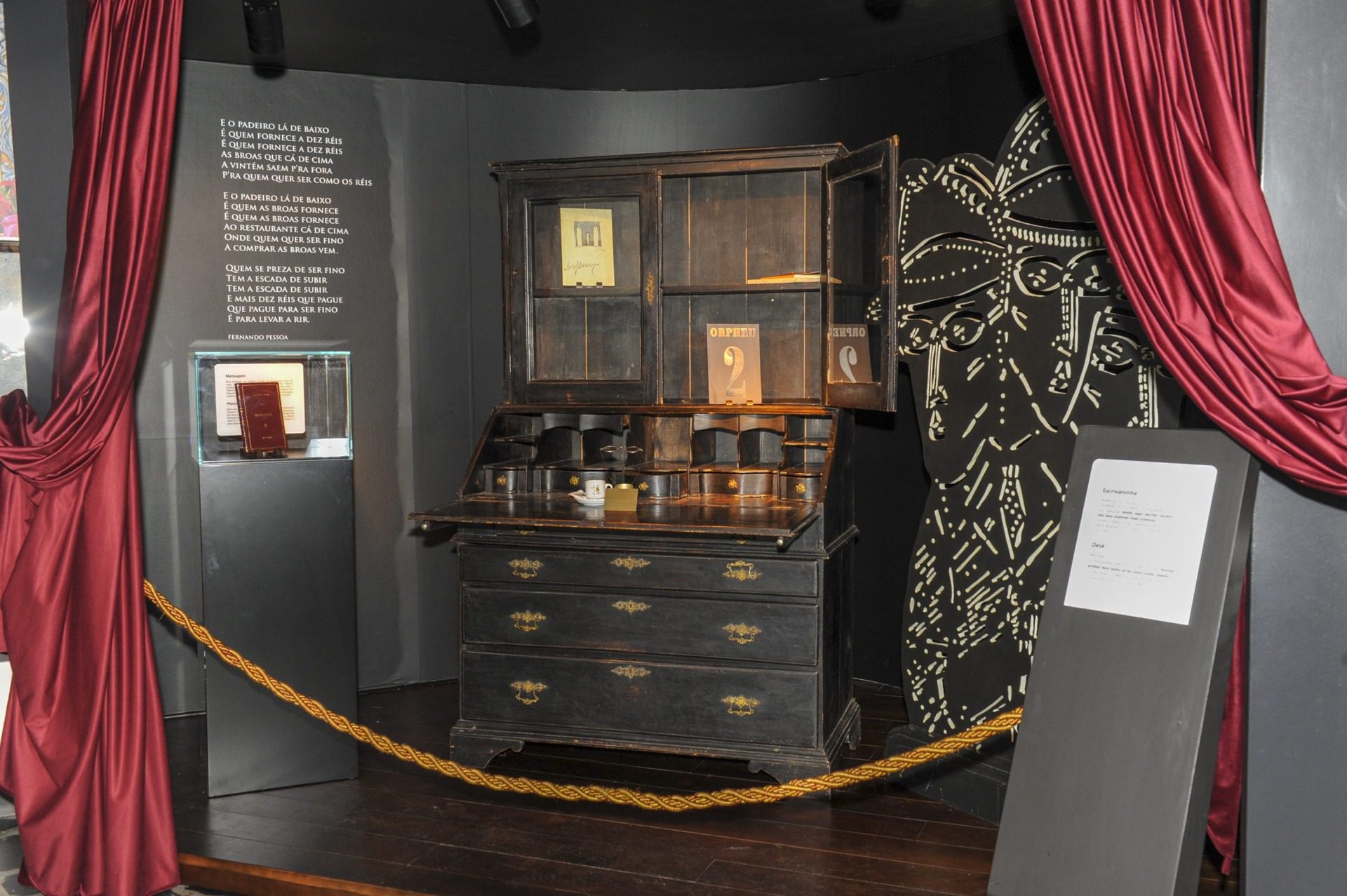Escrivaninha de Fernando Pessoa e uma rara primeira edição da Mensagem em exposição no Museu do Pão