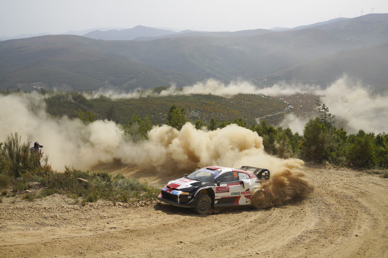 Elfyn Evans lidera Vodafone Rally de Portugal em dia de hecatombe dos Sébastien