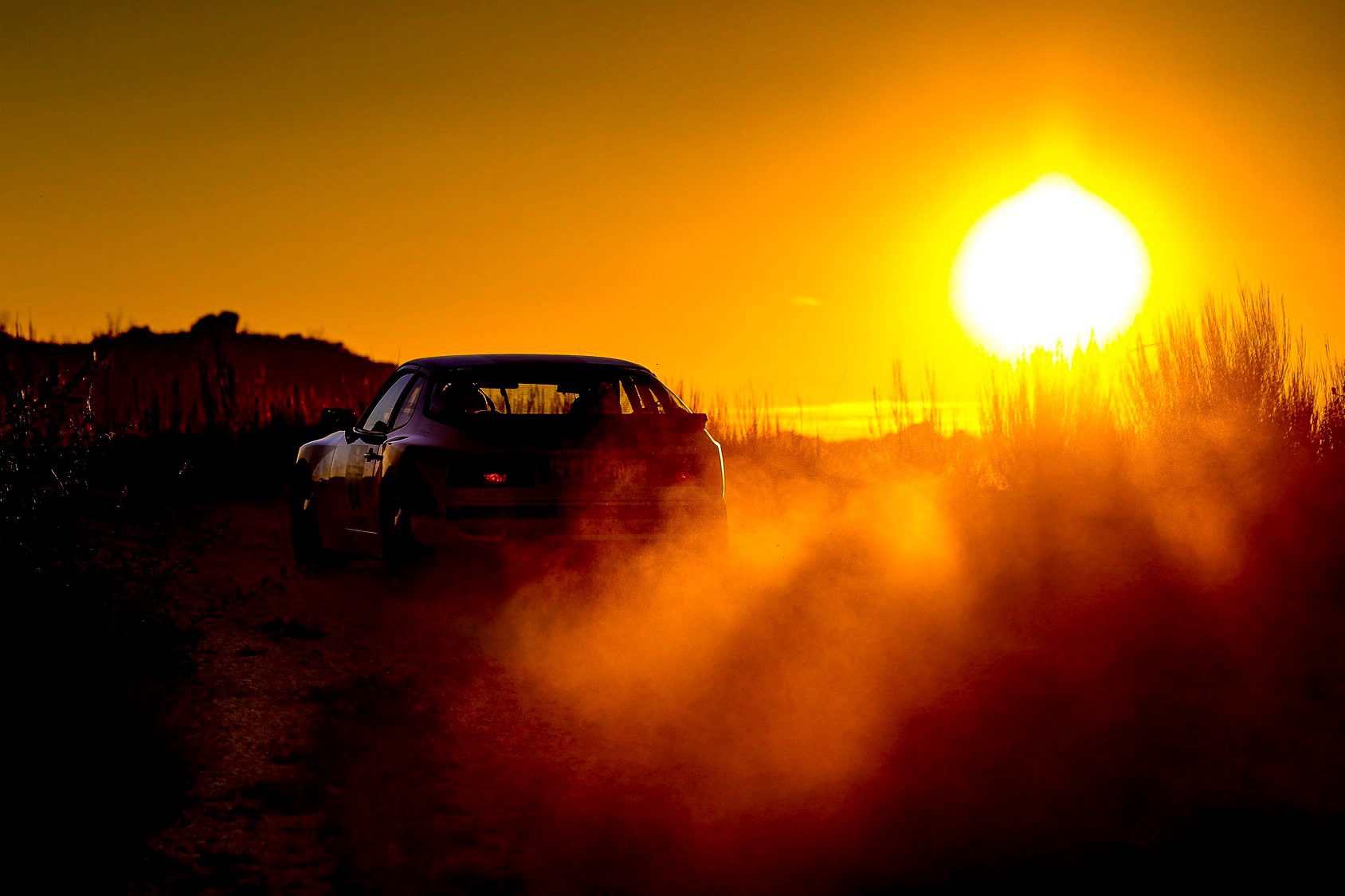 <strong></noscript>Animação e muito competitividade no segundo dia do Rally de Portugal Histórico</strong>