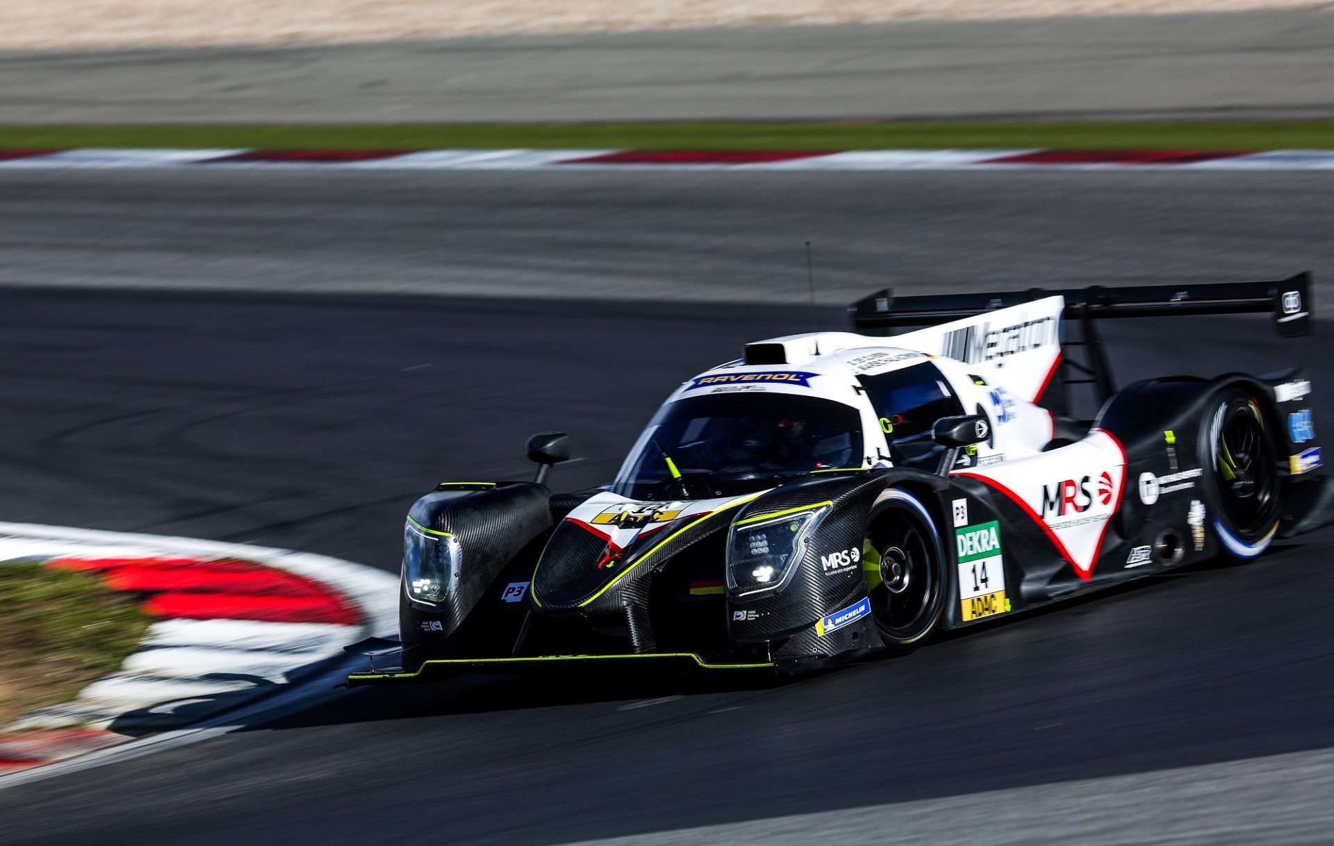 Guilherme Oliveira com pódio e volta mais rápida na estreia no Nürburgring