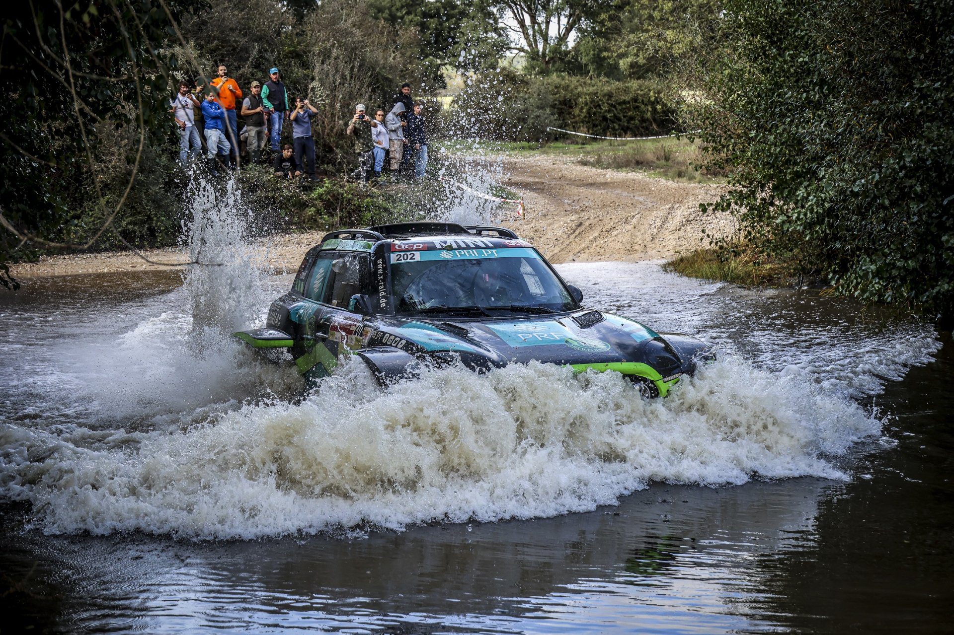 João Ferreira passa para a frente da Baja Portalegre 500 entre os automóveis