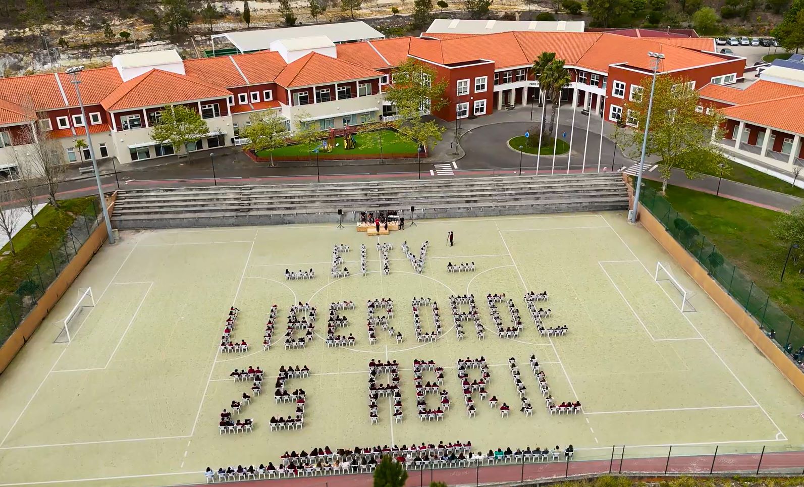 Alunos da Escola Internacional de Torres Vedras desenham “Liberdade 25 de Abril” em imagem para a posteridade