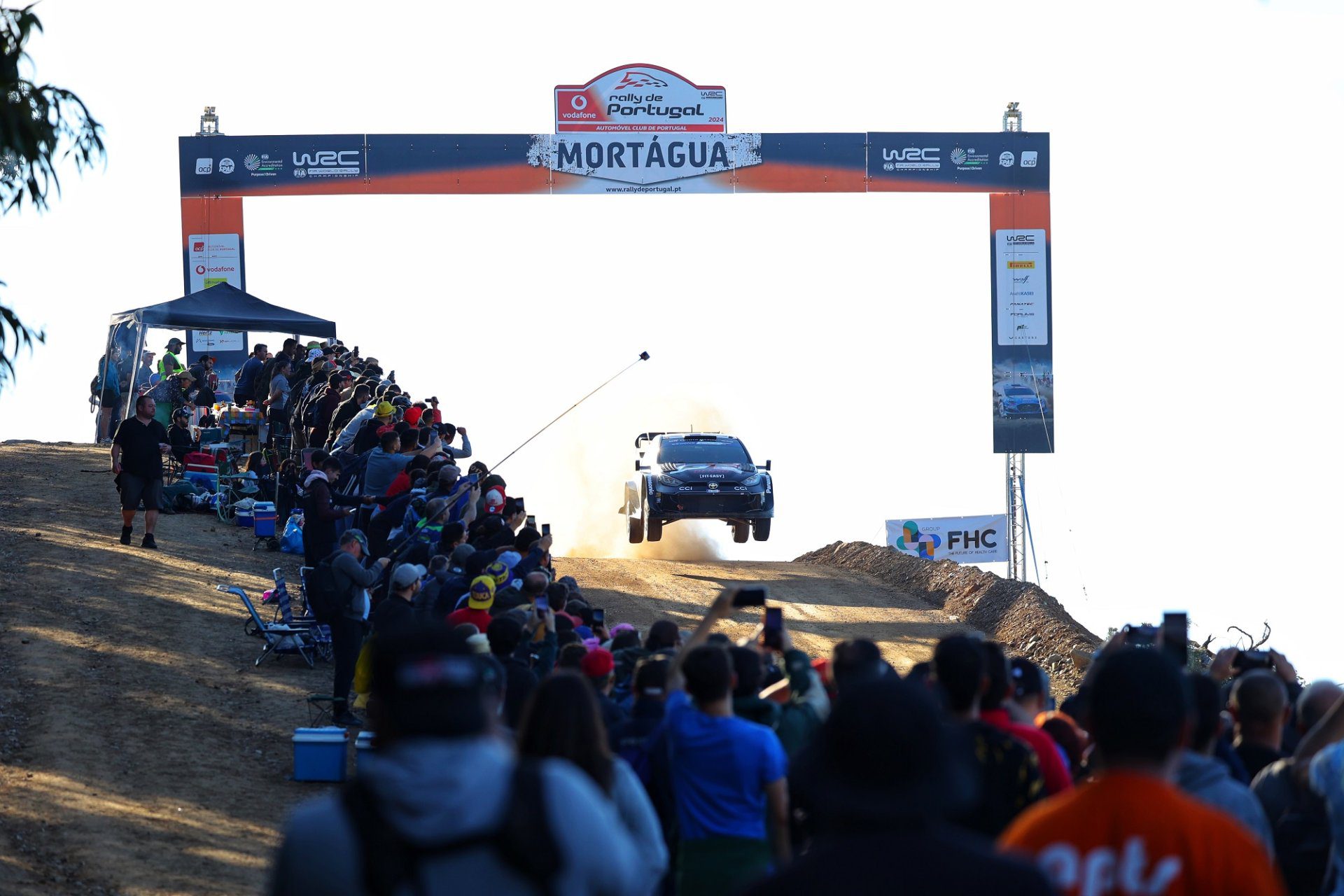 Japonês Katsuta (Toyota) lidera manhã muito equilibrada no Vodafone Rally de Portugal