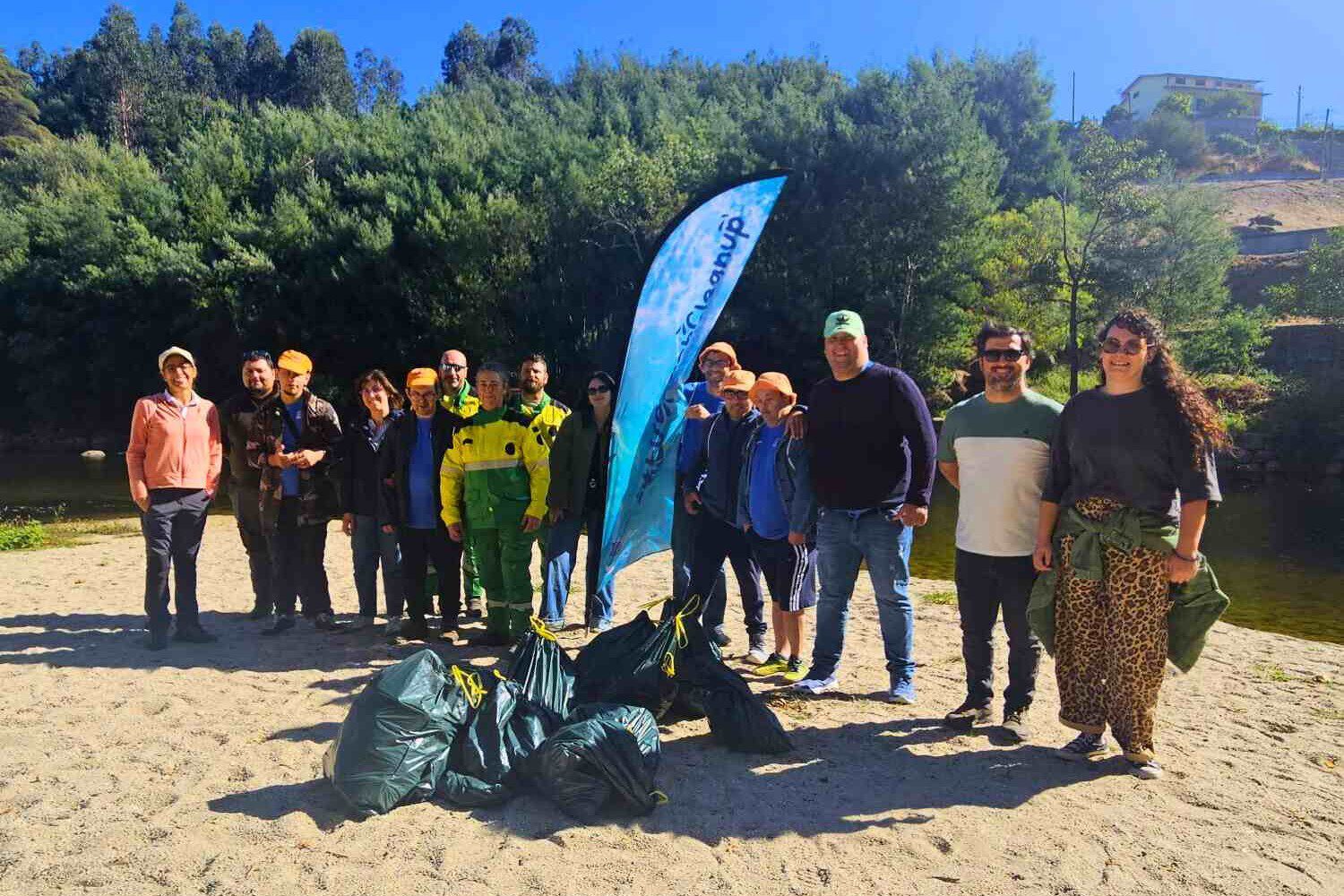Praia Fluvial de Sangemil acolheu ação de limpeza no Dia Internacional da Limpeza Costeira 